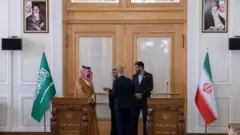 تضارب بشأن سبب تغيير مكان المؤتمر الصحفي لوزيري خارجية السعودية وإيران