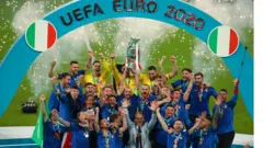 لاعبو المنخب الإيطالي يحتفلون بكأس الأمم الأوروبية يورو 2020