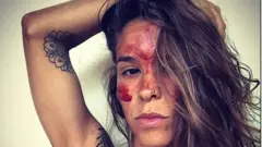 صورة تظهر مورينا كاردوسو وقد دهنت وجهها بدم الدورة blood