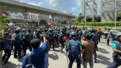 হোটেল ইন্টারকন্টিনেন্টালের সামনে ব্যারিকেড দিয়ে বিক্ষোভরত শিক্ষার্থীদের বাধা দেয় পুলিশ
