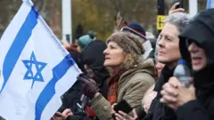 Демонстранты с израильским флагом