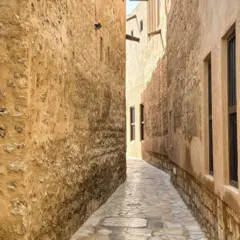 اونچی دیواریں اور تنگ گلیاں جنھیں سکہ کہا جاتا ہے راہ گیروں کو سایہ اور ہوا کو راستہ فراہم کرتی تھیں