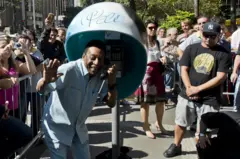 Pelé no Orelhão acenando para o público