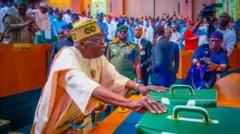 Aworan Aarẹ Bola Tinubu