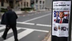 Сатирическая газета Onion на столбе в Вашингтоне