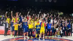 Fenerbahçe Beko basketbol takımı kupayı kaldırıyor.
