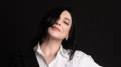 النقيب أعلن قرار فصل الفنانة سلاف فواخرجي من النقابة، مستنداً إلى "النظام 40، فقرة 58" من النظام الداخلي للنقابة، والذي يُجيز شطب قيد أي عضو "يسيء إلى سمعة الجمهورية العربية السورية أو ينافي الآداب العامة".
