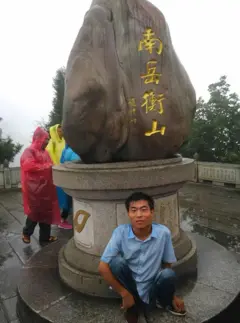 O Dr. Li Chuangye no Monte Henshang, sob chuva.