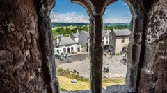 Richard Booth declarou-se rei da cidade fronteiriça de Hay-on-Wye, no País de Gales, em 1º de abril de 1977