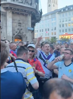 آلمانی‌ها و اسکاتلندی‌ها شب پیش از شروع مسابقات در شهر مونیخ 