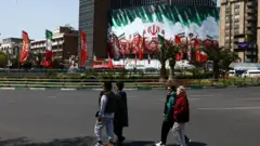 نساء إيرانيات يمشين في أحد شوارع طهران، إيران، وسط الحرب الأمريكية الإسرائيلية مع إيران