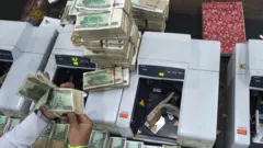 ဘဏ်တွေရဲ့ ငွေထုတ်ကန့်သတ်ချက်ကြောင့် လုပ်ငန်းတချို့ အခက်တွေ့