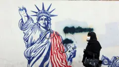 جدارية مناهضة للولايات المتحدة في أحد شوارع طهران