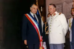 Patricio Aylwin e Augusto Pinochet em março de 1990, durante a cerimônia de posse do novo presidente do Chile, no Congresso de Valparaíso
