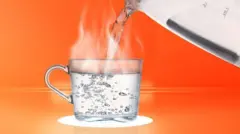 Ілюстрація - з чайника ллється гаряча вода у склянку