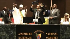 Aarẹ Paul Biya nawọ mejeeji soke pẹlu idunnu nibi ayẹyẹ iburawọle gẹgẹ bii aarẹ Cameroon fun saa kẹjọ