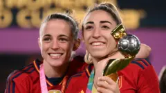 Ona Battle y Olga Carmona, jugadoras españolas celebrando el título de campeonas. 