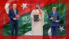 Bin Salman se encuentra en el centro, vistiendo una túnica blanca tradicional saudí hasta los tobillos y un tocado rojo y blanco sujeto con una cinta negra. A su derecha se encuentran Erdogan y a su izquierda Sharif, ambos con trajes de raya diplomática. Todos los documentos relacionados con el acuerdo están resaltados en negrita. Detrás de ellos, se superpone una imagen compuesta con las banderas de sus respectivos países.