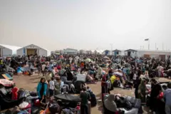 تجمع مهاجران اخراج شده از ایران در گذرگاه مرزی دوغارون در استان خراسان رضوی، نقطه صفر مرزی ایران و افغانستان