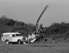 20 de mayo de 1975: El comandante de ala Wallis aterriza su autogiro Wallis durante la búsqueda policial del desaparecido Lord Lucan.