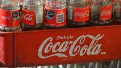 Garrafas de Coca-Cola vazias em caixote em San Juan Chamula, no México