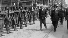 الرماه السنغال في طريقهم إلى فرنسا للدفاع عنها 