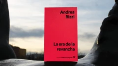 Capa do livro 'A Era da Revanche' (em espanhol), com letras pretas sobre fundo vermelho