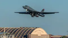 Виліт літака B-1B Lancer з авіабази Еллсворт — стокова фотографія