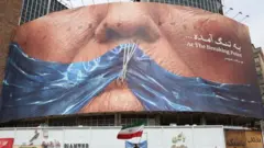 بیلبوردی با تصویر تنگه هرمز روی صورت دونالد ترامپ در تهران
