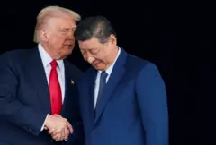O presidente dos EUA, Donald Trump, e o presidente chinês, Xi Jinping, conversam ao saírem do Aeroporto Internacional de Gimhae após uma reunião bilateral, à margem da cúpula da Cooperação Econômica Ásia-Pacífico (APEC), em Busan, Coreia do Sul, em 30 de outubro de 2025