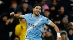عمر مرموش لاعب مانشستر سيتي يحتفل بتسجيل هدفاً
