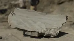 Rocha encontrada no riacho com marcas em forma de onda