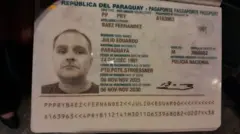 Foto de um passaporte falso utilizado por Vasques, com o nome de "Julio Eduardo Baez Fernandes".