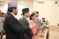 सिंहदरबारस्थित सङ्घीय संसद् भवनमा सोमवार बसेको प्रतिनिधिसभा बैठकको विपक्षी दलका सांसदहरू