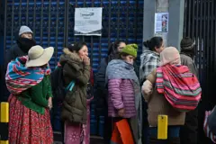 La gente hace fila para comprar artículos básicos, 11 de junio de 2025.