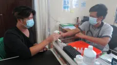 ရန်ကုန်မှာရှိတဲ့ USAID ရဲ့ ထောက်ပံ့မှုနဲ့လည်ပတ်တဲ့ TOP HIV ဆေးခန်းမှာ HIV ရောဂါပိုး ကူးစက်မှု အန္တရာယ်ကနေ ကာကွယ်ပေးနိုင်တဲ့ PrEP လို့ သိကြတဲ့ Pre-Exposure Prophylaxis ဆေးပေးနေမှု ( ပုံဟောင်း) 