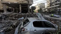 آثار الغارات الجوية الإسرائيلية على الضاحية الجنوبية صباح الأحد.