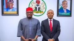 Olasijibomi Ogundele nwe ụlọọrụ Sujimoto Luxury Construction Limited na Peter Mbah bụ Gọvanọ Enugwu Steeti