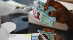 Wata mata na ƙirga katunan zaɓe