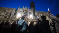 Fiéis diante da Basílica Santa Maria Maior