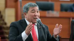Парламент жыйынында Жогорку Кеңештин депутаты Рыскелди Момбеков президентке кайрылып, мындай билдирүүлөрү үчүн өкмөт өкүлдөрүнө чара көрүүнү талап кылды.