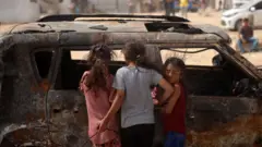 इसराइली हमले के बाद रफ़ाह में शिविर कैंपों के बच्चे