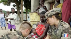 Sojojin Faransa na duba wata karamar yarinya a hannun mahaifiyarta tare da wasu