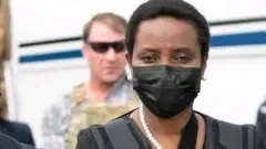 Martine Moïse yageze i Port-au-Prince n'indege avuye muri Amerika, nyuma y'iminsi 10 arokotse igitero cyiciwemo umugabo we
