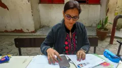 एसआईआर की प्रक्रिया के दौरान एक कर्मी