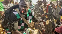 ተኸተልቲ እምነት ባዬ ፎል፡ ከበሮ እናወቕዑን ፊስካ እናነፍሑን ይጽንብሉ