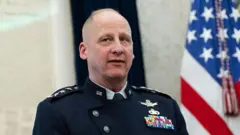 Michael Guetlein, subjefe de operaciones espaciales de la Fuerza Espacial de EE. UU., en el Despacho Oval de la Casa Blanca en Washington con su uniforme militar del que cuelgan varias medallas.
