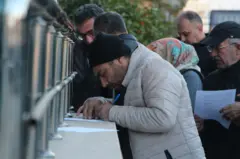  Emeklilikte Yaşa Takılanlar (EYT) düzenlemesi hakkındaki açıklamanın ardından prim günlerini hesaplatmak ve askerlik-doğum borçlanması işlemleri için Sosyal Güvenlik Kurumu (SGK) İl Müdürlüğü’nde yoğunluk oluşturdu.