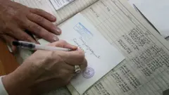 Рецепт ёзиб бераётган врач