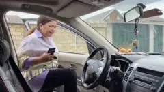  Qadın sürücü maşına oturur